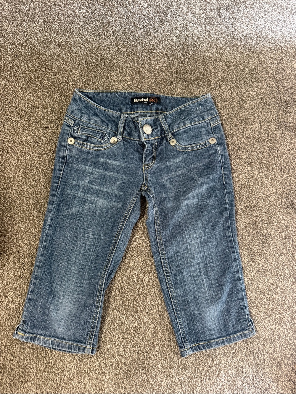 Rewind Womens Mid-Rise Cropped Denim Jeans in Faded Blue